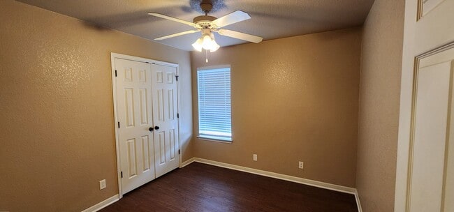 Building Photo - Beautiful 3bed/2bath Duplex near Clear Cre...