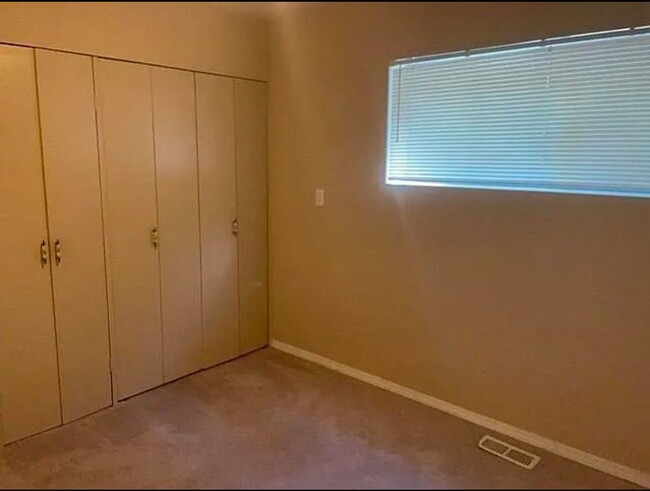 Building Photo - 2 bedroom 1 bath daylight basement unit in...