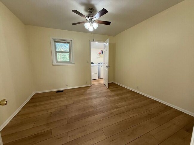 Building Photo - Pensacola - 32503 - 2 bedroom, 2 bathroom