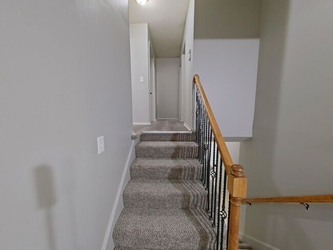 Building Photo - Lovely 3 bedroom/1.5 bath home with one car garage and finished basement.