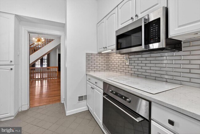 Building Photo - 1025 30th St NW