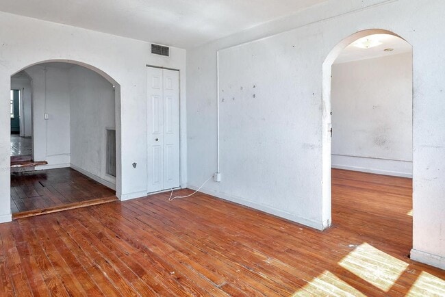 Building Photo - 521 N Dixie Hwy