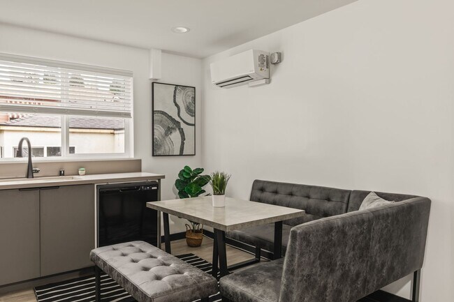 Building Photo - A 5 bedroom, 4 bathroom Fully Furnished Apartment at 1515 1/2 Selby Ave.