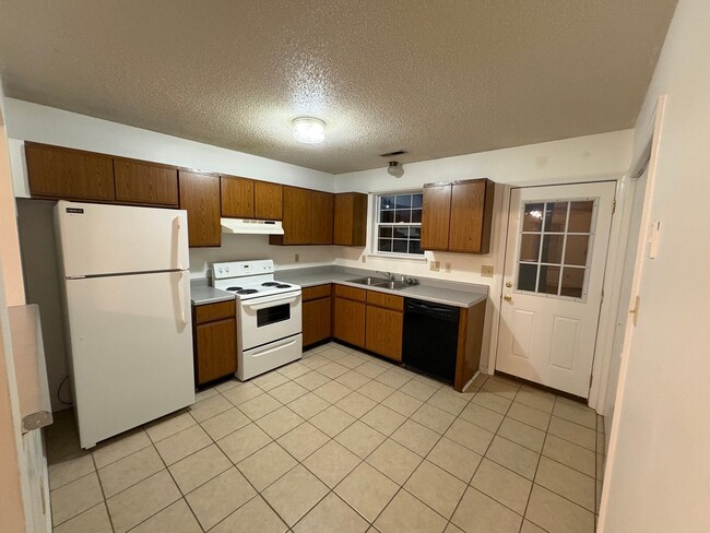 Building Photo - Great two bedroom two bath duplex in Old Hunters Creek. Just minutes to Camp Lejeune main gate, a...