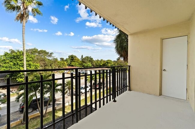 Building Photo - 650 NE 149th St