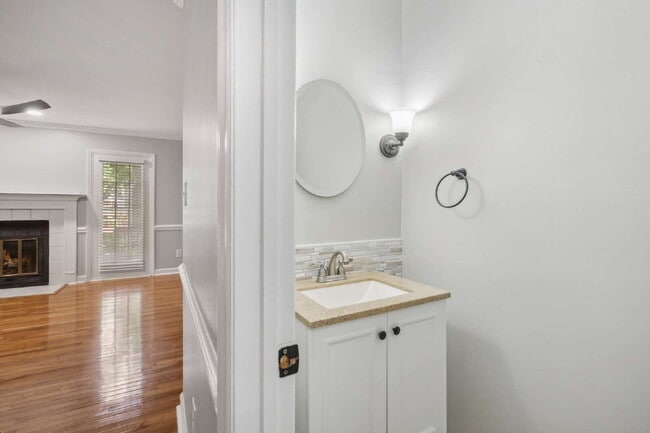 Building Photo - Stunning North Raleigh Townhome