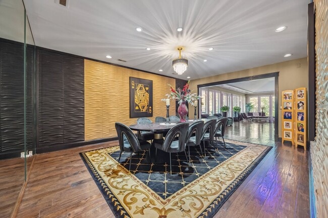 Building Photo - Gorgeous, Fully furnished 3 Bed 3.5 bath h...