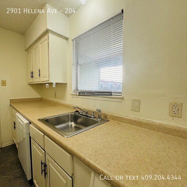 Building Photo - 2901 Helena Ave