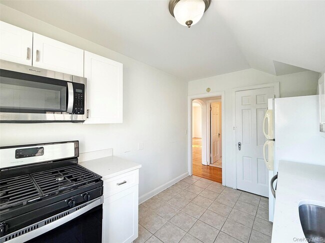 Building Photo - 495 Montauk Hwy