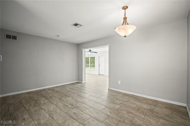 Building Photo - 2210 Parkview Dr