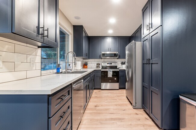 Building Photo - 714 N Beachwood St