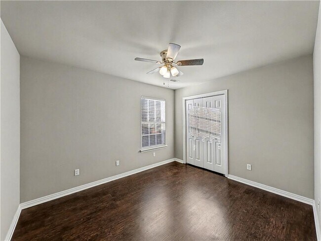 Building Photo - 3803 SW Carriageway Ave