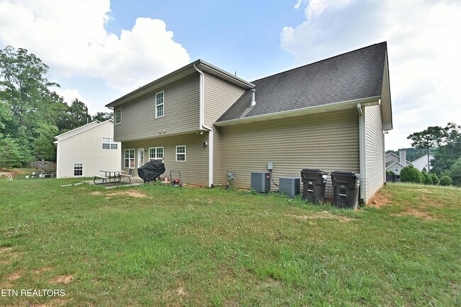 Building Photo - 3032 Oakwood Hills Ln