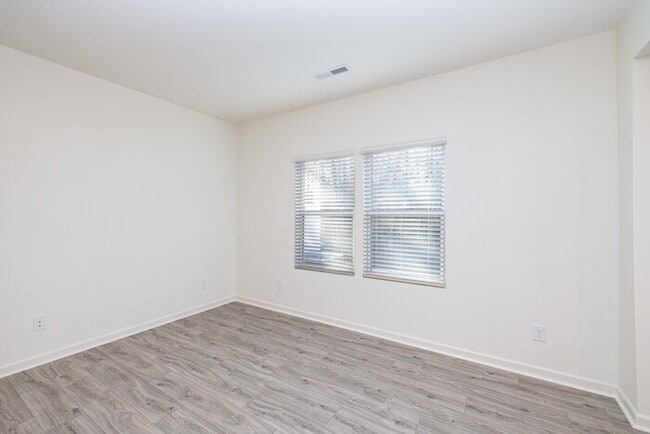 Building Photo - 105 Luna Ln