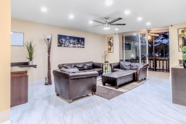 Building Photo - 3710 Inverrary Dr