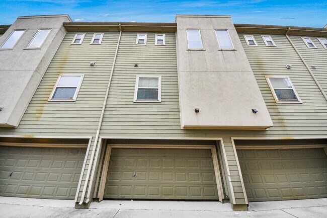 Building Photo - 1403 Delano St