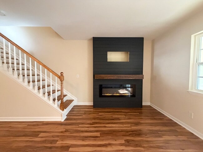 Building Photo - Updated & Spacious Two Bedroom Townhouse!