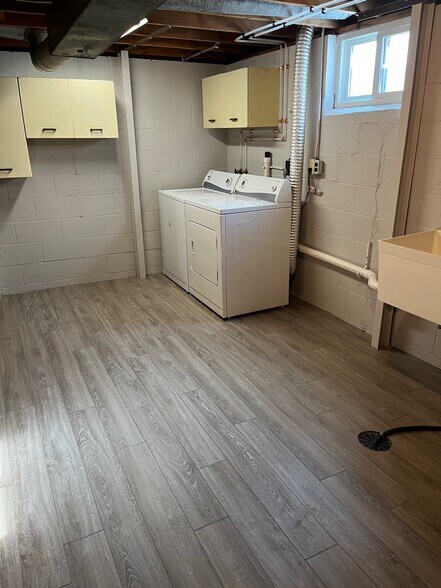 Building Photo - 1043 6th Ave