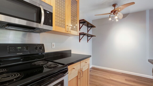 Building Photo - Beautiful Remodeled Adams Point Condo