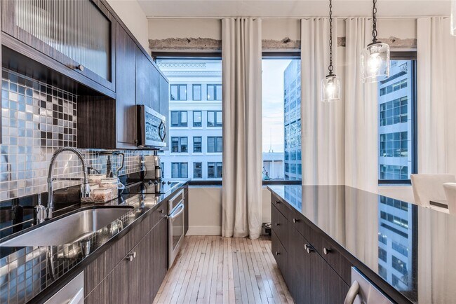 Building Photo - 705 Main St