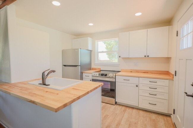 Building Photo - BARN STYLE HOME ON HUGE LOT!!!!1 Bedroom LOFT 1.5 Bathroom