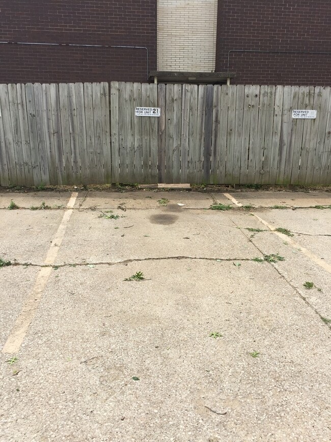 Building Photo - Gorgeous 2 Bedroom, 1.25 Bath Townhouse near UIHC