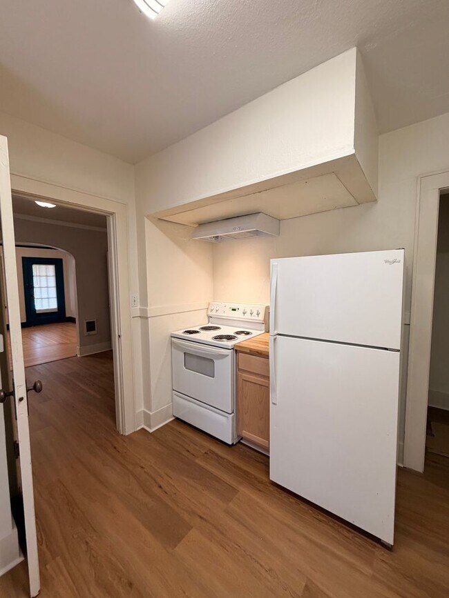 Building Photo - Renovated 2-Bedroom Bungalow close to downtown