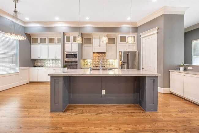 Building Photo - 212 W 6th St