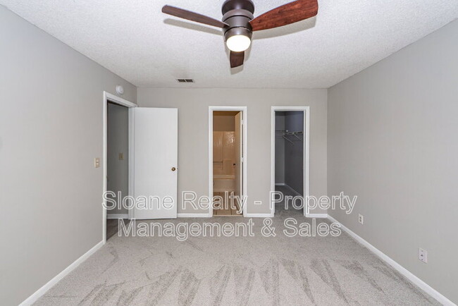Building Photo - 1022 Oakcrest Dr