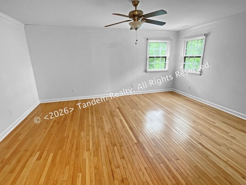 Building Photo - 309 Oakcrest Ct