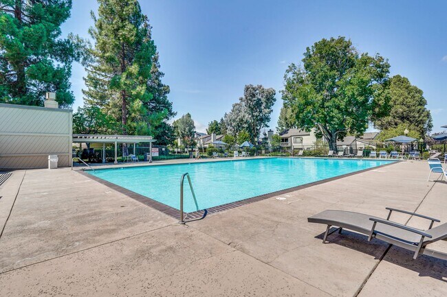 Building Photo - 6651 Bunker Hill Ct