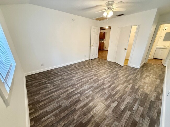 Building Photo - 4-bed, 3-bath, HUGE yard!