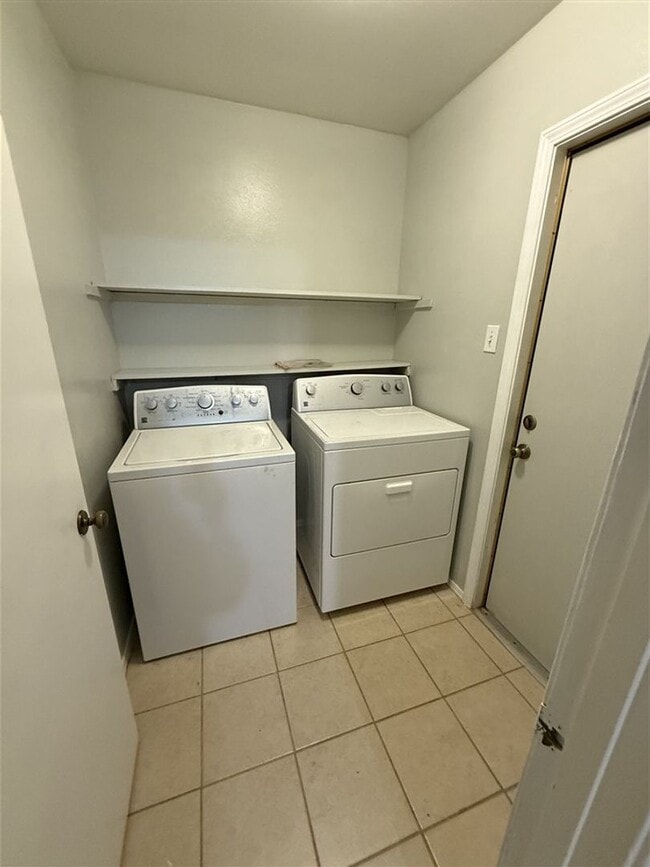 Building Photo - Beautiful 3 bedroom 2 bath home for lease ...