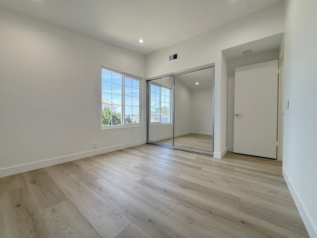 Building Photo - Stunning Remodeled Home in South Huntington Beach – Minutes to the Beach!