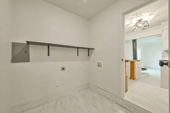 Building Photo - 2525 SE 47th St