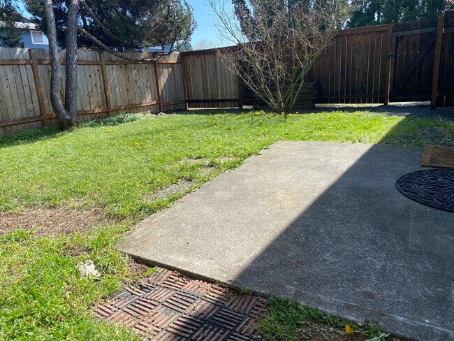 Building Photo - 749 NE 20th Pl