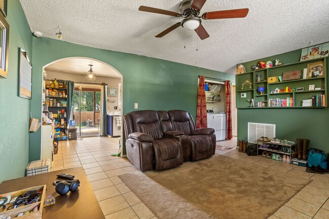 Building Photo - Delightful 3-bedroom, 1-bathroom home that...