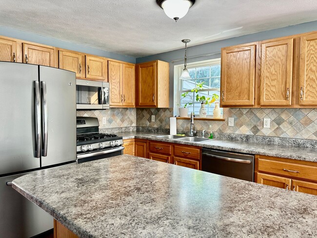 Building Photo - Like New 3BR, 1.5 bathroom Colonial For Rent