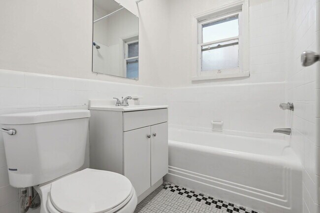 Building Photo - 724 S Mariposa Ave