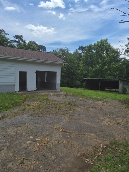 Building Photo - 3235 Rock Creek Rd