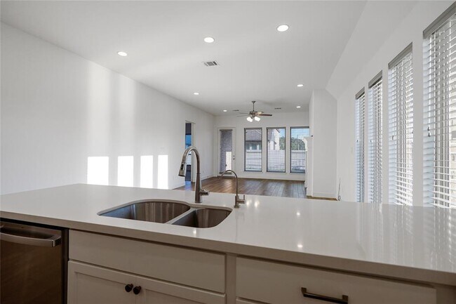 Building Photo - 15906 Golden Trails Ct