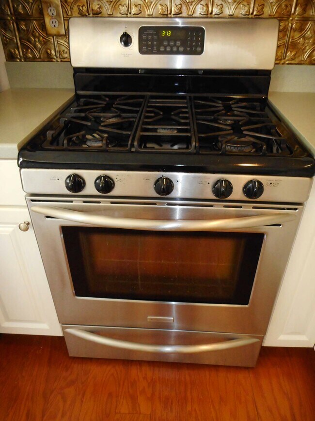 Building Photo - 608 Green St