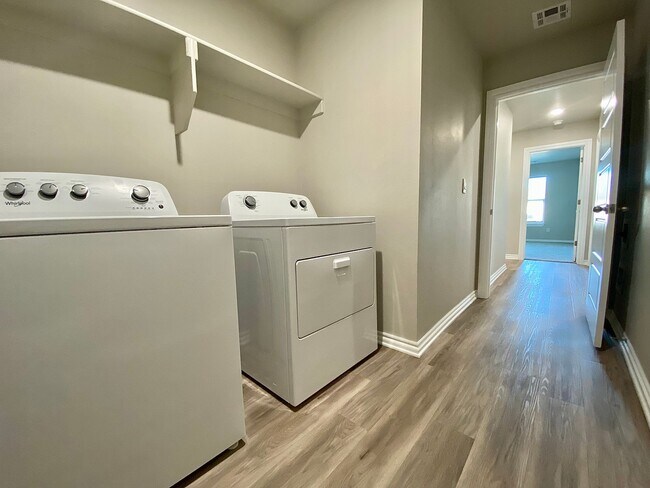 Building Photo - 4 Bed 2 Bath, w/Office in Deer Creek Schools