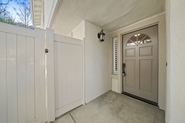 Building Photo - Well Maintained 3 Bedroom Condo in Gated R...