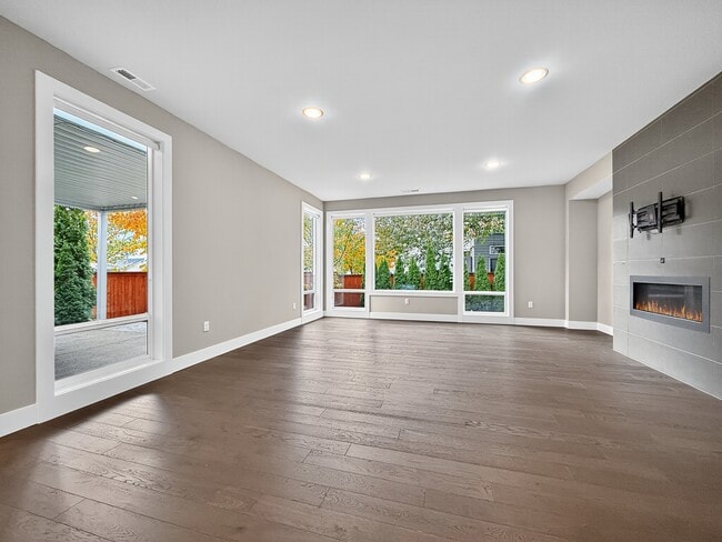 Building Photo - 2821 Garden Ave N