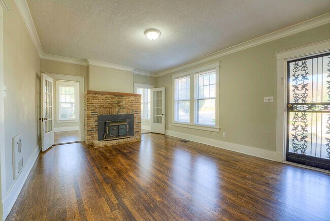 Building Photo - Gorgeous, renovated Midtown 3/1.