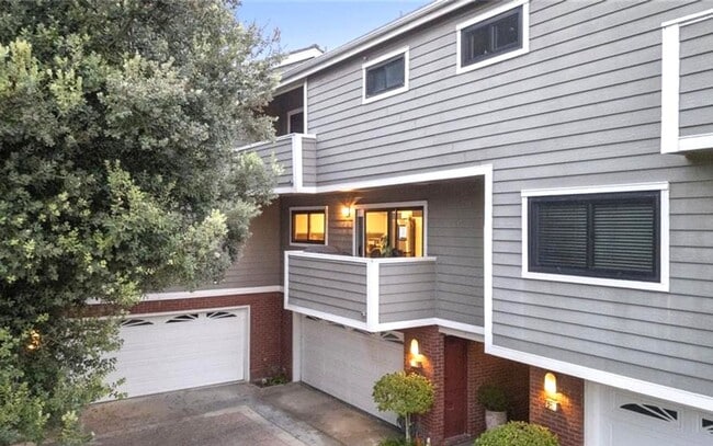 Building Photo - Updated 2 bedroom townhome in Manhattan Vi...