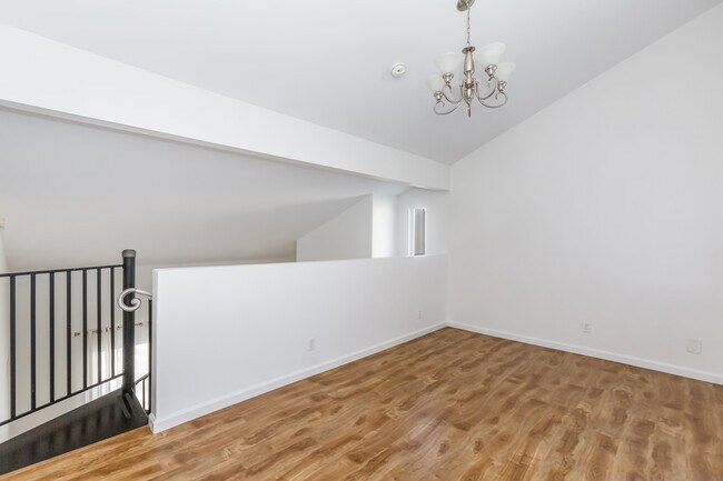 Loft - 1738 S Bentley Ave