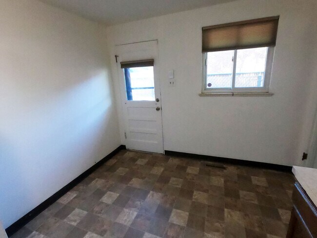 Building Photo - 2345-2347 Goss