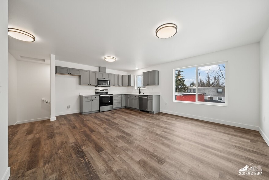 Upstairs living area - 1493 W 40th Ave